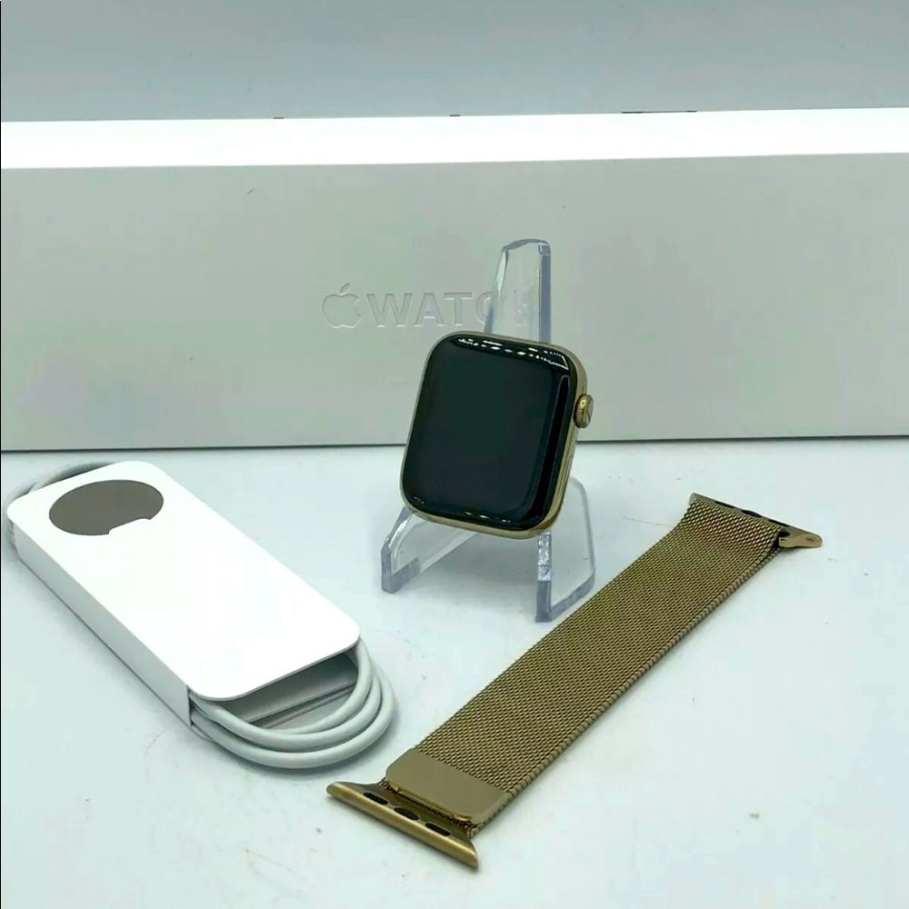 COPY - Apple Watch Series 6 Cellular Gold Steel 44mm w/ Gold Milanese Loop / Li…